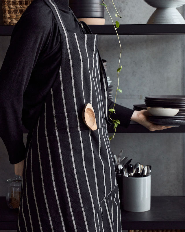 Randigt förkläde chef i svart med vita ränder från House Doctor på en person