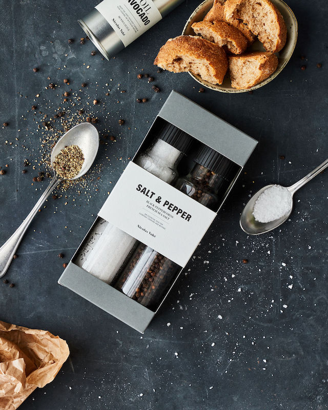 presentförpackning med salt & peppar på en mörkgrå yta