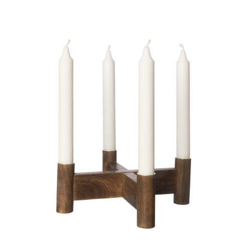 Adventsljusstake i mörkt trä från ERNST med fyra vita kronljus.