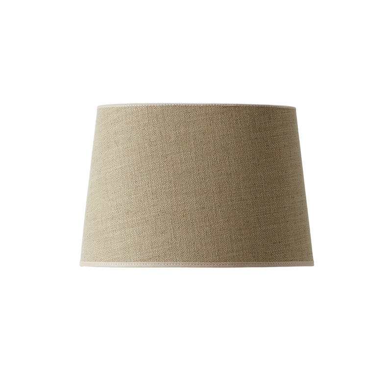 Oval klassisk lampskärm i naturell beige färg från Qvist Studios.
