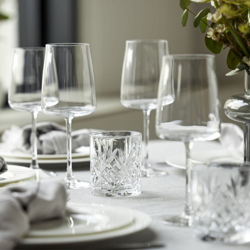 Dukat bord i vita nyanser med vinglas och whiskyglas som kommer i 6-pack.