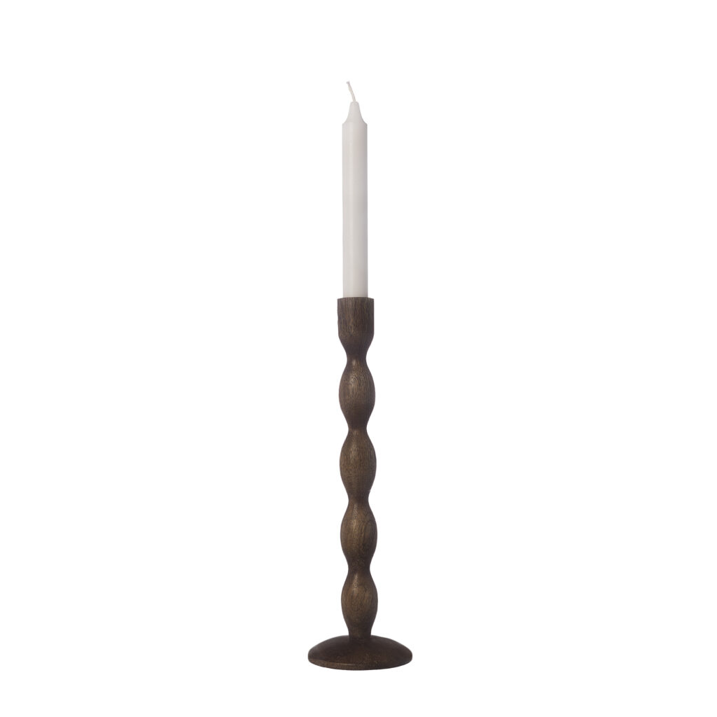 ERNST ljusstake i mörkbrunt trä 31cm hög med rundad form.